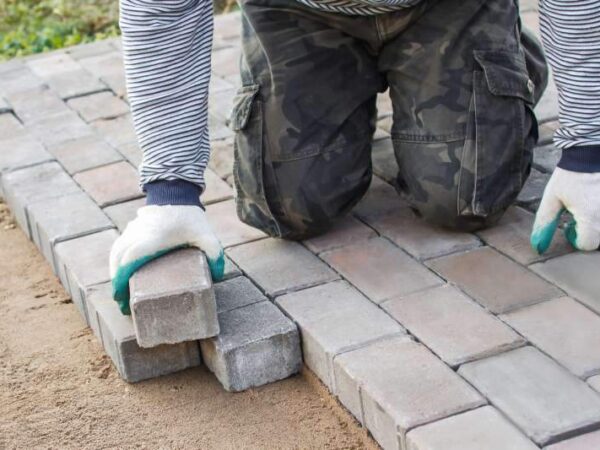 Skuteczne metody usuwania mchu z kostki brukowej - sprawdzone sposoby na czystą nawierzchnię