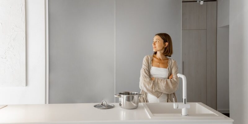 Biała i szara kuchnia w minimalistycznym stylu - 10 inspirujących wnętrz