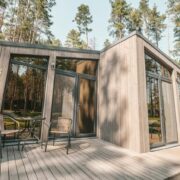 Parterowy czy z poddaszem? Co lepiej sprawdzi się w małym domku na działkę